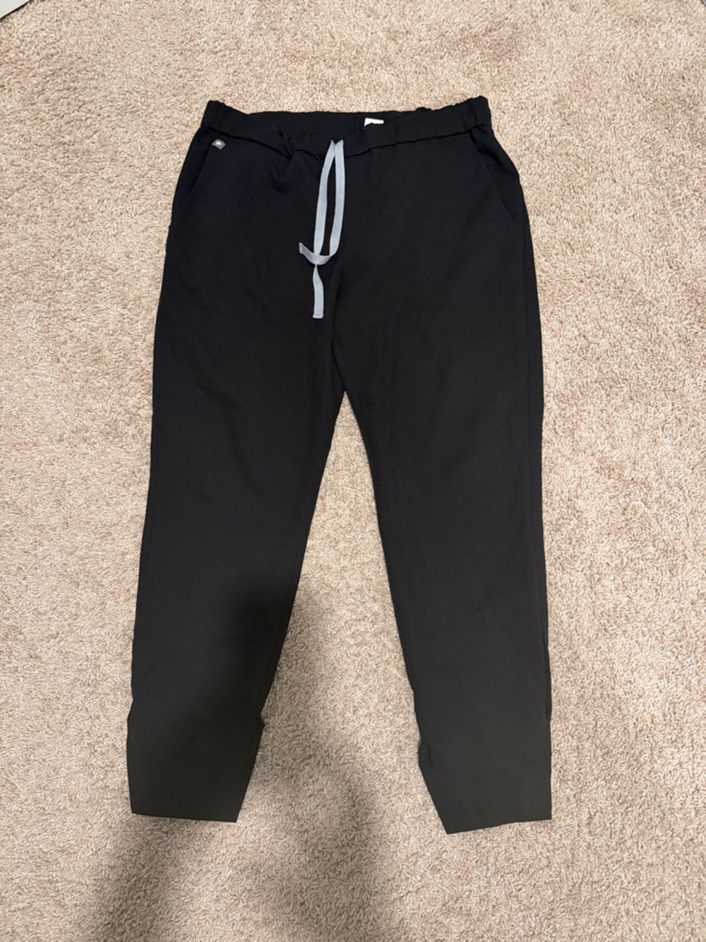 Figs women’s Black Drawstring tapered high-low ankle scrub Pants